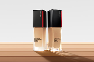 Afbeelding bevat twee verschillende Shiseido foundations